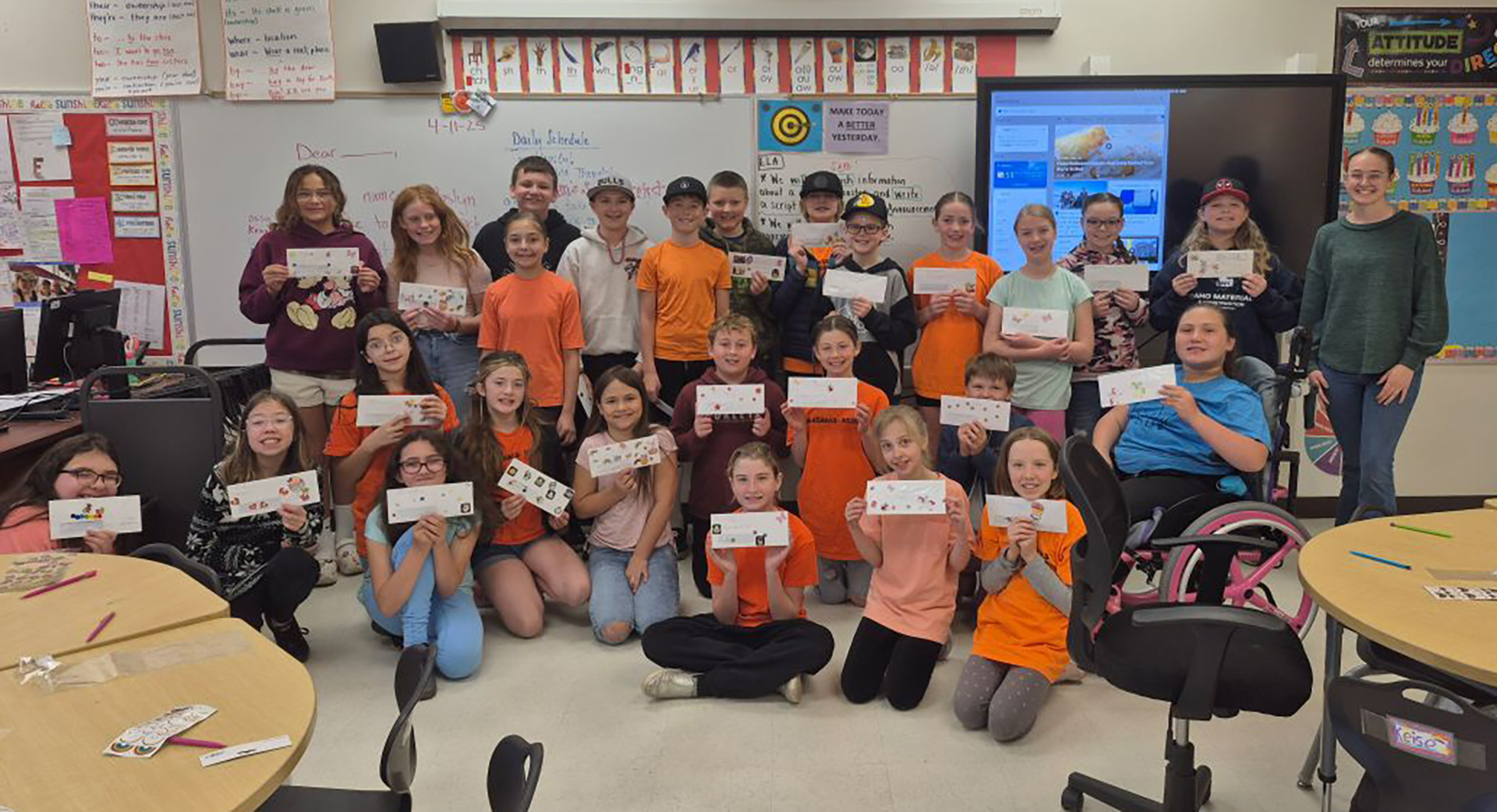 Senior Joslyn Searle (far right) poses with the RISE 5th grade class. | Photo by Mariah Baird Senior Joslyn Searle (far right) poses with the RISE 5th grade class. | Photo by Mariah Baird