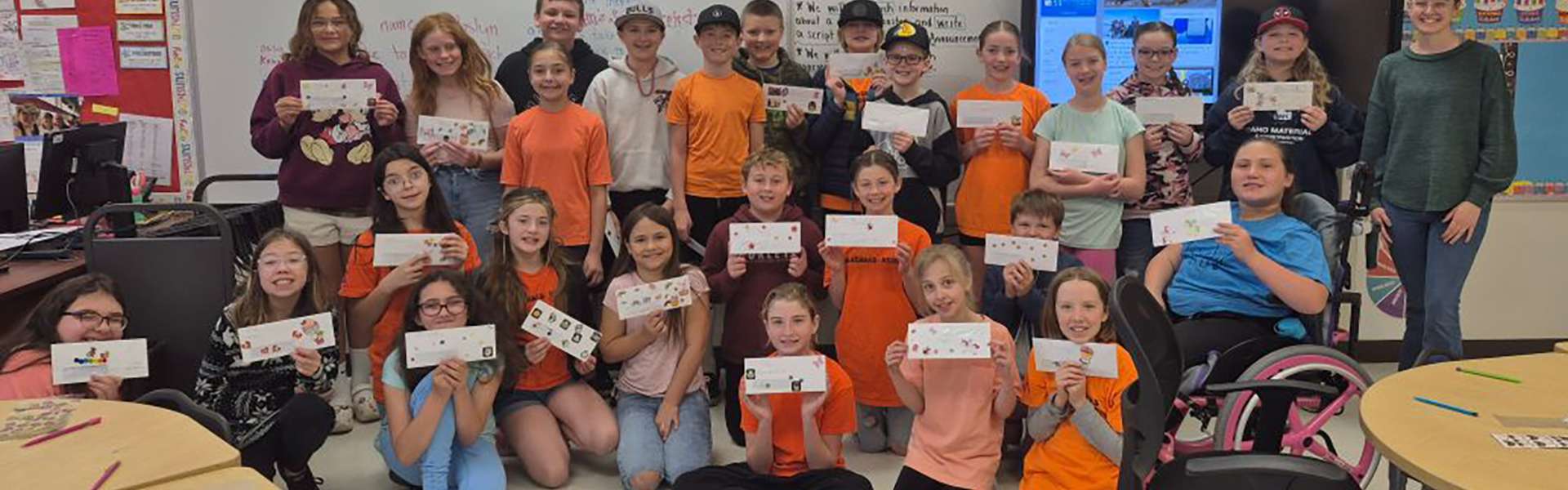 Senior Joslyn Searle (far right) poses with the RISE 5th grade class. | Photo by Mariah Baird
